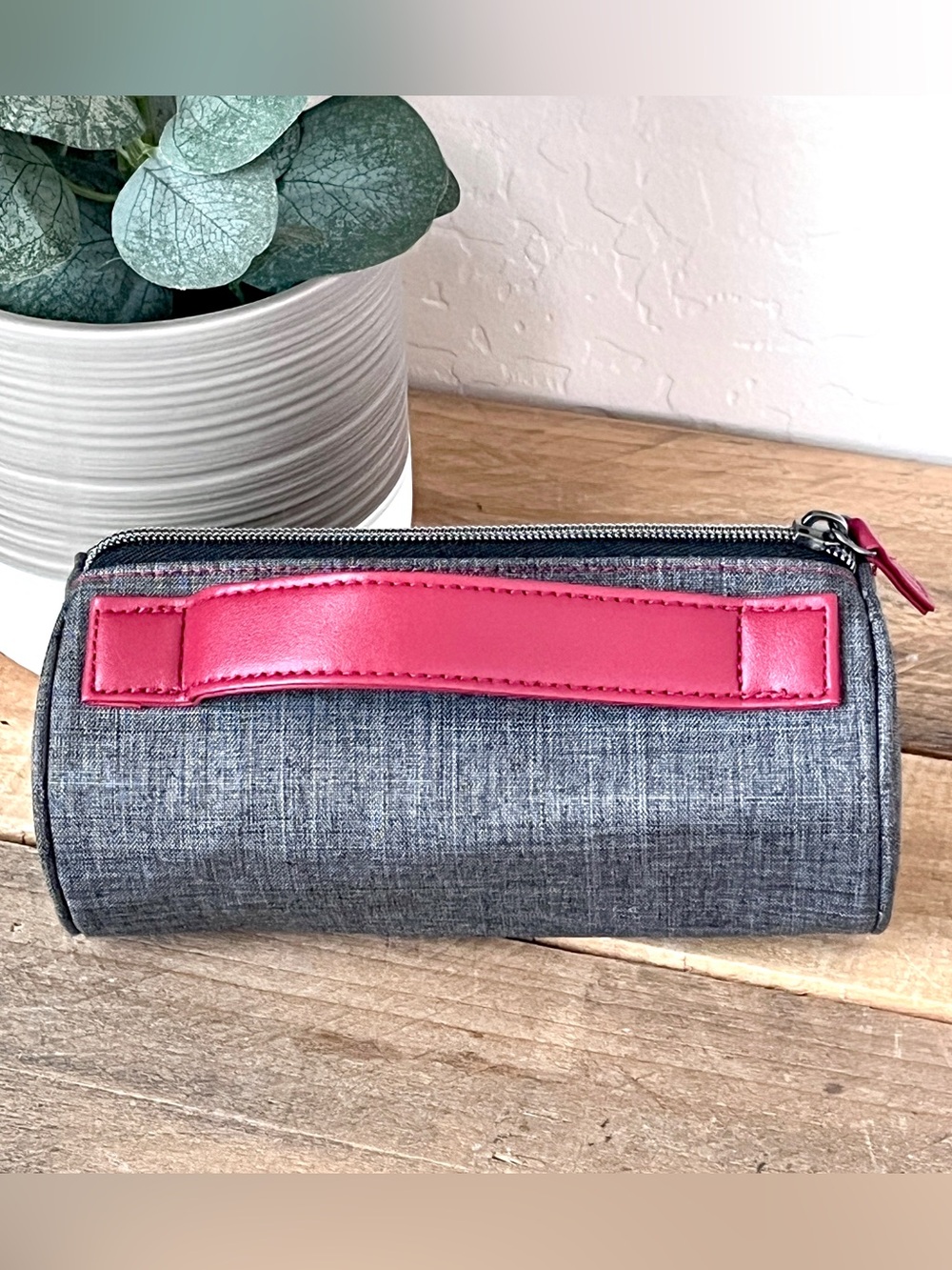 American Airlines Flagship First Class Amenity Toiletry Bag Gray Red - Picture 2 of 4